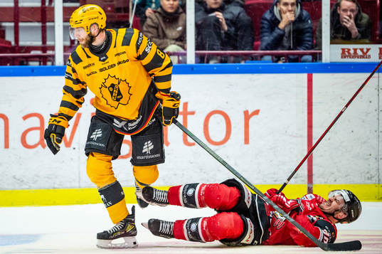 Skellefteås Petter Granberg mot Malmö Redhawks Lance Bouma