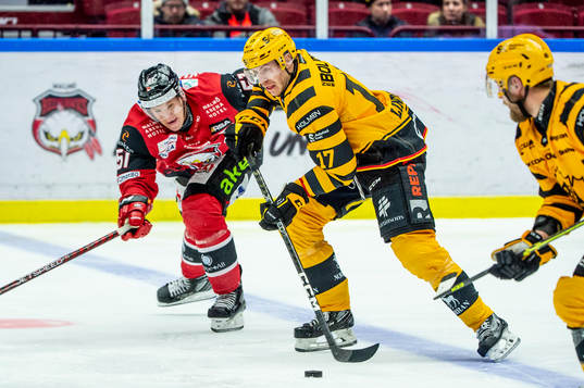Skellefteås Pär Lindholm mot Malmö Redhawks Emil