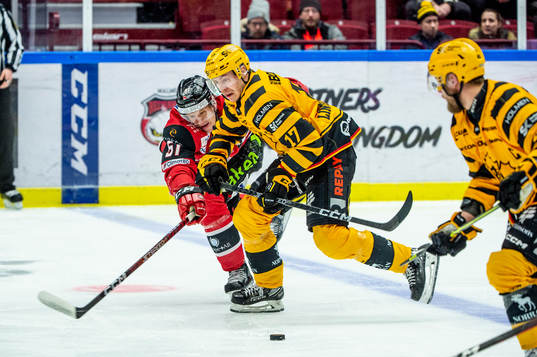 Skellefteås Pär Lindholm mot Malmö Redhawks Emil