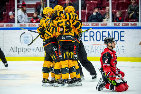 Skellefteås Arvid Lundberg jublar med lagkamraterna