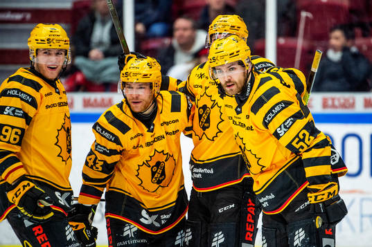 Skellefteås Arvid Lundberg jublar med lagkamraterna