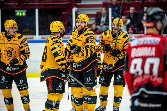 Skellefteås Arvid Lundberg jublar med lagkamraterna