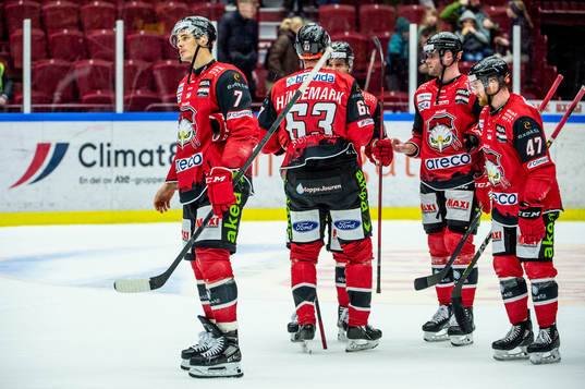 Malmö Redhawks Oliver Lauridsen deppar med lagkamraterna