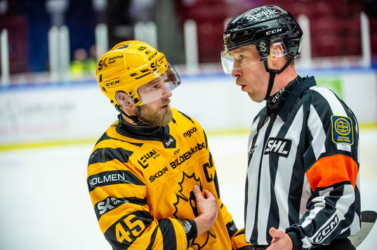 Skellefteås Oscar Möller och domare Tobias Björk