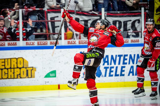 Malmö Redhawks Marcus Sylvegård jublar