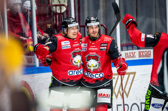 Malmö Redhawks Marcus Sylvegård och Lance Bouma jublar