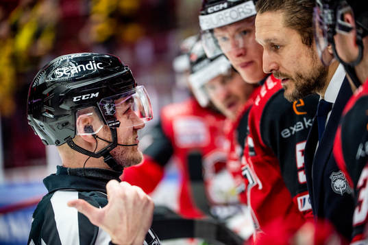 Domare Daniel Eriksson och tränare Tomas Kollar