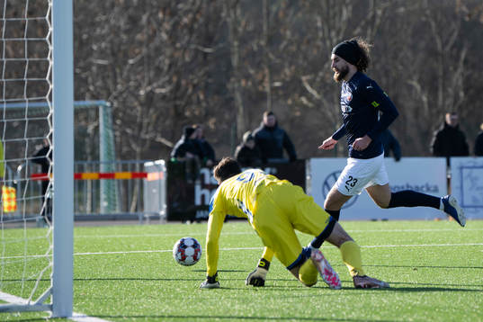 Helsingborgs Ali Suljić gör mål bakom Onsalas Isac Iserö
