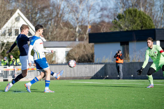 Onsalas David Berntsson och Helsingborgs Casper Widell samt
