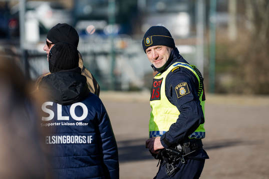 Helsingborgs SLO Mia Lindén samt supporterpolis Andreas