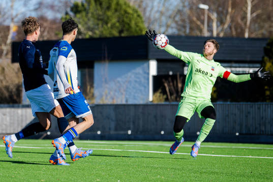 Helsingborgs målvakt Kalle Joelsson med en räddning på