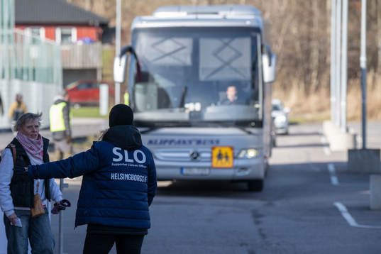 Helsingborgs SLO Mia Lindén assisterar en supporterbuss