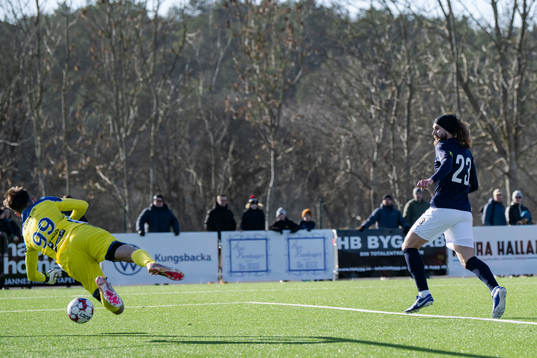 Onsalas Isac Iserö och Helsingborgs Ali Suljić