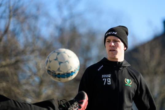 Färjestads Patrik Lundh värmer upp med lagkamrater