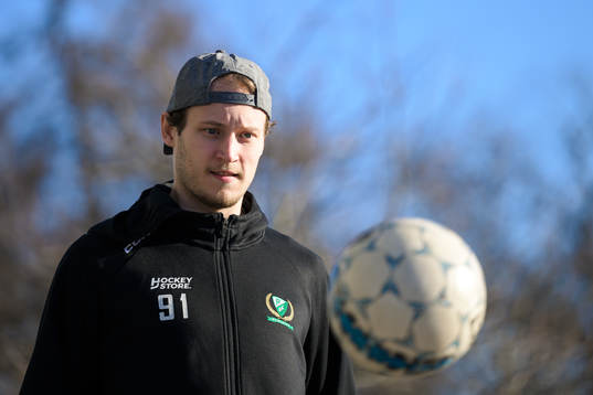 Färjestads Eric Engstrand värmer upp med lagkamrater