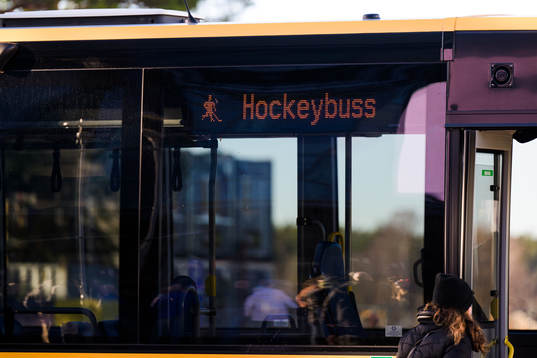En hockeybuss utanför Löfbergs Arena