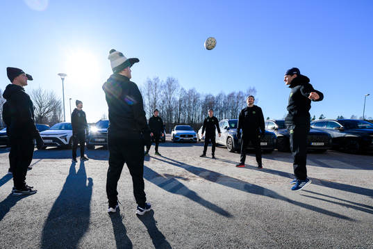 Färjestads Joel Nyström värmer upp med lagkamrater