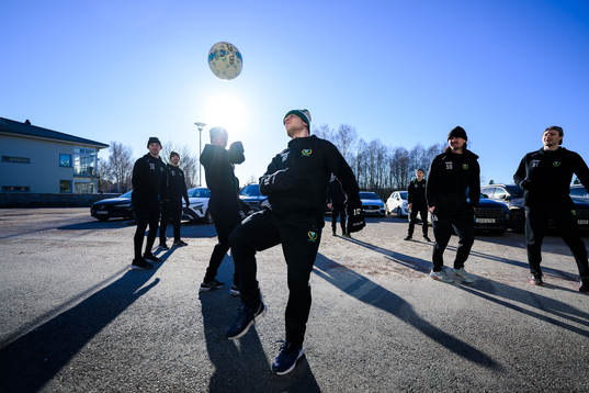 Färjestads Marcus Nilsson värmer upp med lagkamrater