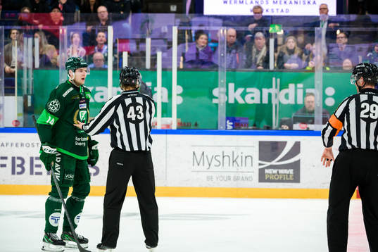 Färjestads Victor Ejdsell i samtal med Domare Richard