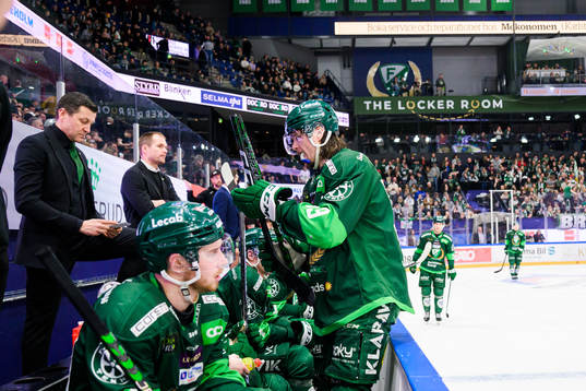 Färjestads Linus Johansson deppar och slår sönder klubban