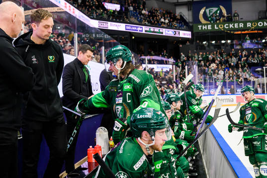 Färjestads Linus Johansson deppar och slår sönder klubban