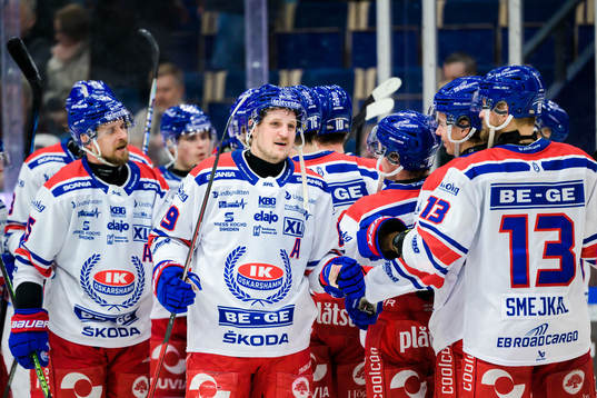 Oskarshamns Patrik Karlkvist jublar med lagkamrater