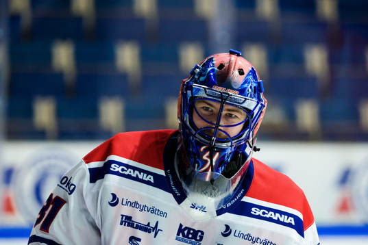 Oskarshamns målvakt Tim Juel jublar och tackar publiken
