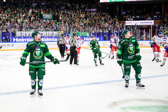 Färjestads Axel Bergkvist och Ville Pokka deppar