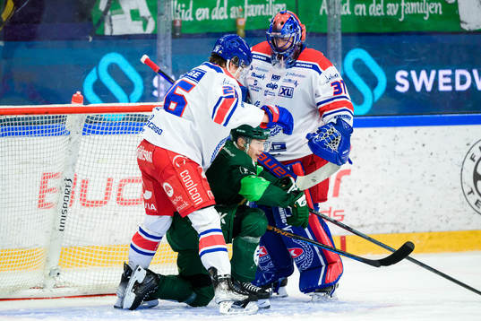 Oskarshamns Lukas Pilö och målvakt Tim Juel