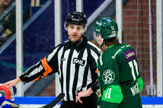 Domare Richard Magnusson i samtal med Färjestads Joakim