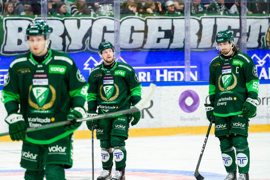 Färjestads Axel Bergkvist och Linus Johansson deppar