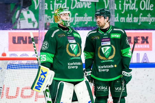 Färjestads målvakt Dennis Hildeby och August Tornberg
