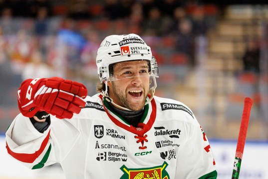 Moras Alexander Mollden jublar