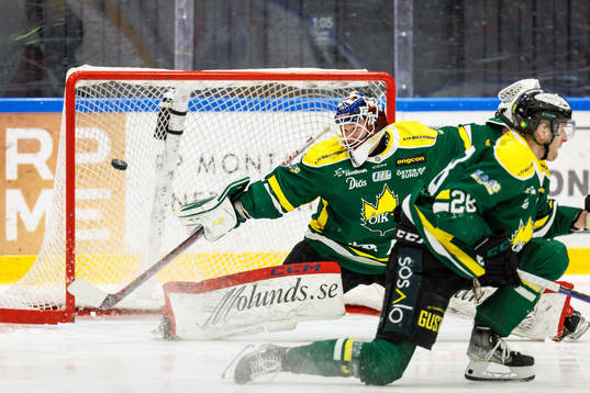 Moras Axel Sundberg (ej i bild) gör 0-1 bakom Östersunds