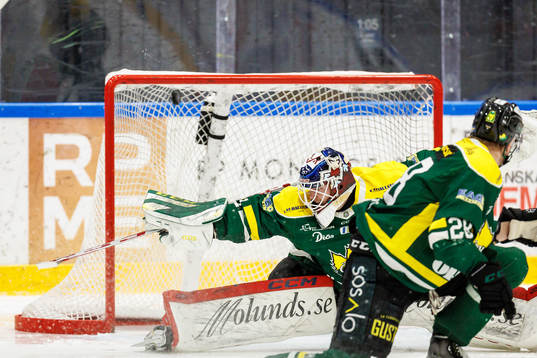 Moras Axel Sundberg (ej i bild) gör 0-1 bakom Östersunds