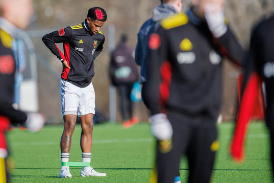 Östersunds Chovanie Amatkarijo före fotbollsmatchen i