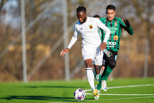 Östersunds Mansour Sinyan och Varbergs Eliton Pardinho