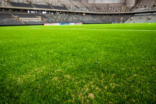 Sand på konstgräset på Tele2 Arena