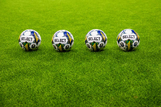 Fotbollar på konstgräs