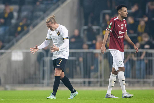 s Viktor Fischer reagerar bredvid Västerås Alex Douglas