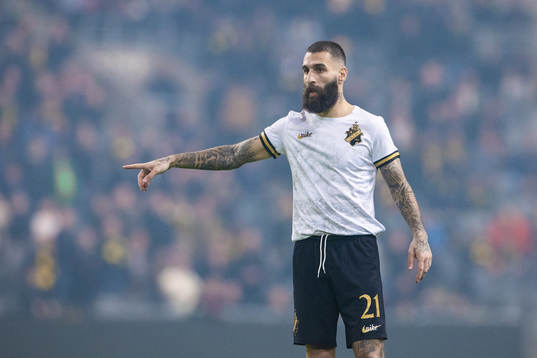 s Jimmy Durmaz gestikulerar