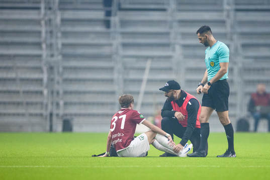 Västerås Max Larsson har ont bredvid domare domare Granit