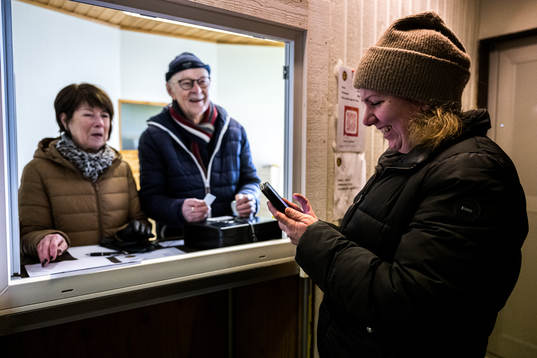 Veronica Nilsson köper biljett av Inga och Göran Svensson