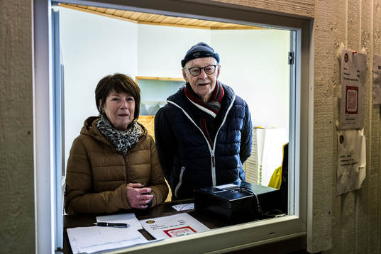 Inga och Göran Svensson i biljettluckan