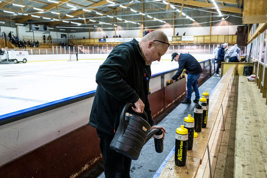 Tomas Strandberg fyller vattenflaskor