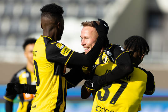 Häckens Mikkel Rygaard Jensen jublar med lagkamrater