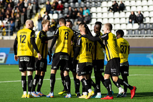 Häckens Mikkel Rygaard Jensen jublar med lagkamrater