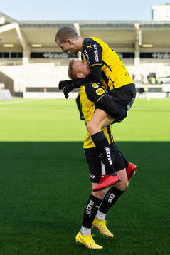 Häckens Simon Gustafson jublar ihop med Mikkel Rygaard