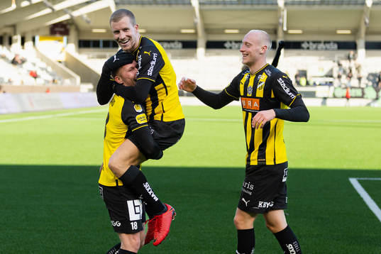 Häckens Simon Gustafson jublar ihop med Mikkel Rygaard