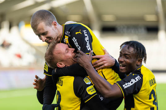 Häckens Simon Gustafson jublar ihop med Mikkel Rygaard
